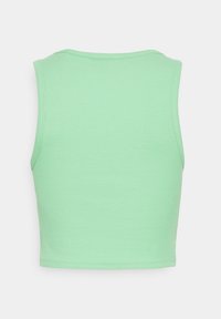 Top corto verde acanalado con escote redondo y diseño sin mangas. La tela tiene una textura suave, cuenta con costuras limpias y una silueta ajustada.