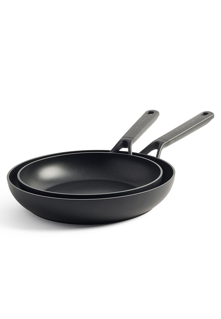 Zwei beschichtete Pfannen in Schwarz, eine in der anderen, mit ergonomischen grauen Griffen und einer glatten matten Oberfläche.