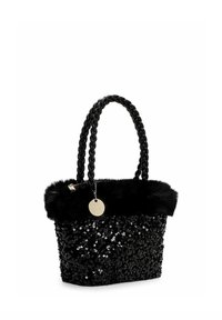 Zwarte handtas met pailletten, gevlochten handvatten, nep bontafwerking en een ronde metalen hanger. Compacte vorm met een glinsterende oppervlaktestructuur.