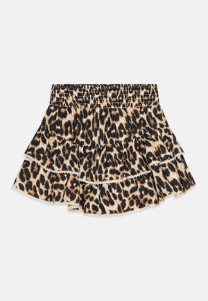 Suknja s uzorkom leoparda s tri naborana sloja, crnim elastičnim pojasom i čipkastim rubom. Tkanina izgleda mekano i lagano.