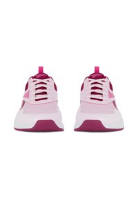 Ružové športové topánky s priedušným zvrškom, kontrastné tmavoružové prekrytia a biela podrážka. Disponujú šnúrkami a pútkami pre jednoduché obúvanie.