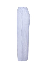 Pantalones blancos de corte holgado con finas rayas verticales azules y una cinturilla elástica, mostrados de lado contra un fondo blanco.