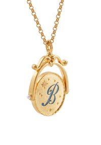 Zlatý náhrdelník so oválnym príveskom s modrým písmenom "B", malými perlovými akcentmi a vyrytými hviezdovými vzormi na textúrovanom pozadí.