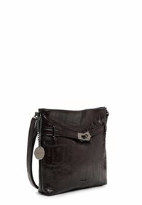 Borsa a tracolla in pelle sintetica di colore marrone con finitura effetto coccodrillo, di forma piatta, con accessori in argento e un accento in catena. Presenta una patta frontale con una chiusura in metallo.