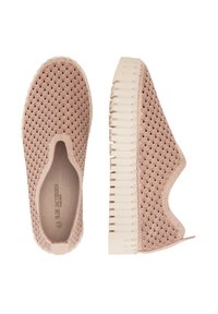 Zapatillas ligeras de color rosa claro, con textura ondulada, abertura elástica y suela blanca gruesa y estriada. Nombre de la marca visible en el interior.