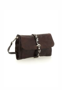 Borsa a tracolla in pelle marrone con patta pieghevole, particolari in tonalità argento e tracolla rimovibile. Texture liscia con elementi decorativi.