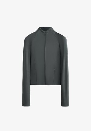 Siva jakna dugih rukava od rebrastog materijala, sa prednjim zatvaračem, bočnim džepovima i prilagođenim krojem. Glatka tekstura s suptilnim detaljima.