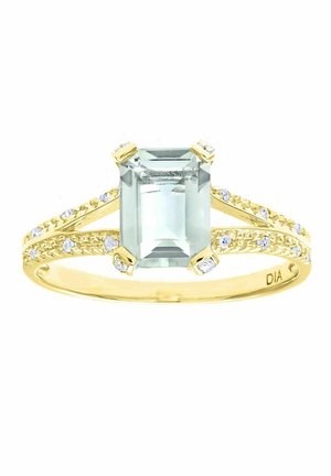 Goldring mit einem smaragdgeschliffenen hellblauen Edelstein, flankiert von kleineren klaren Steinen auf einem strukturierten Band.