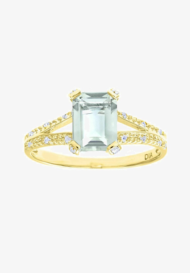 Zlatý prsteň s obdlžníkovým svetlomodrým drahokamom, po stranách s menšími čírymi kameňmi na textúrovanej obrúčke.