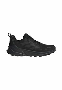 Czarny trailowy but do biegania Adidas Terrex z teksturowaną podeszwą, sznurowanym zapięciem i tkaniną Gore-Tex zapewniającą wodoodporną ochronę.