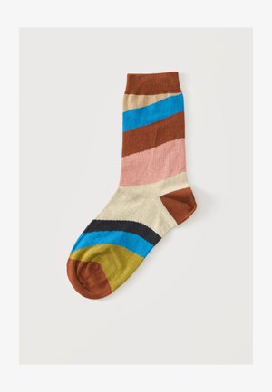 Chaussette longueur mollet avec des rayures horizontales marron, beige, bleu, rose, noir et moutarde sur fond blanc.