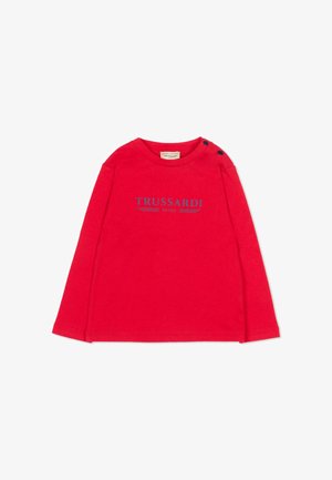 Rode kindertrui met lange mouwen met zwarte tekst "TRUSSARDI MILANO" aan de voorkant en twee zwarte knopen op de linkerschouder.