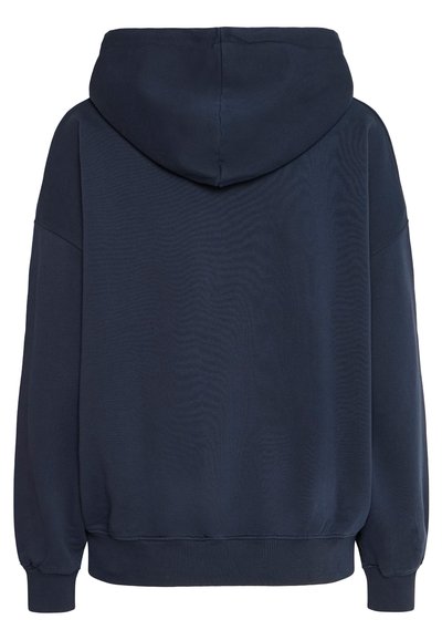 Felpa blu navy con texture morbida, cappuccio ampio, spalle scese e polsini e orlo a costine per una vestibilità rilassata.