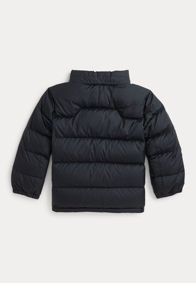 Giacca imbottita nera con colletto alto, maniche lunghe e motivo a baffi. Texture liscia con polsini ed orlo elastici per mantenere il calore.