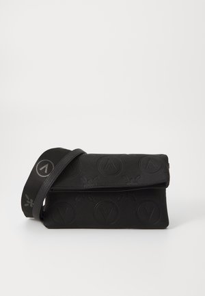 Sac à main en faux cuir noir avec un motif de logo texturé, rabat pliant et sangle ajustable. Forme rectangulaire compacte, finition lisse.