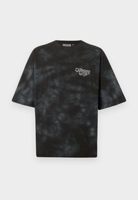 Μαύρο και σκούρο γκρι κοντομάνικο T-shirt με tie-dye και λευκό λογότυπο «Carhartt WIP» στο αριστερό στήθος.