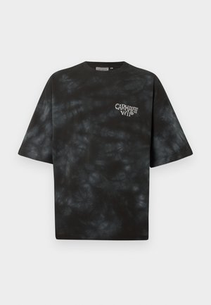 Schwarzes und dunkelgraues Batik-Kurzarm-T-Shirt mit weißem "Carhartt WIP"-Logo auf der linken Brust.