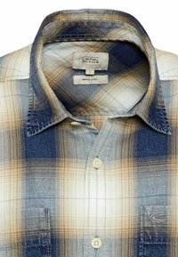 Karierte Hemd in Blau, Beige und Weiß. Baumwollmaterial mit weicher Textur. Verfügt über einen Button-Down-Kragen und zwei Brusttaschen.