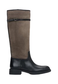 Kozačky po kolena s dolní částí z černé kůže a svrchní částí z hnědého semiše, s elegantním designem a černým koženým páskem kolem lýtka.