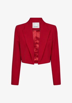 Skrajšan rdeč blazer s šalom, enim prsnim žepom in satensko podlogo. Ima strukturirane ramena in dolge rokave.