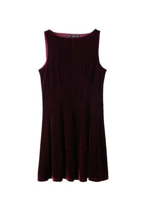Vestido de terciopelo burdeos sin mangas con falda acampanada, que presenta un escote en forma de barco y una textura suave. Diseño sencillo sin patrones ni acentos.