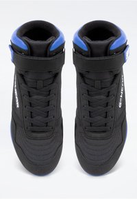 Baskets montantes noires avec des accents bleus, fabriquées en matériaux synthétiques, à lacets et avec des bandes velcro, surfaces texturées et détails de logo.