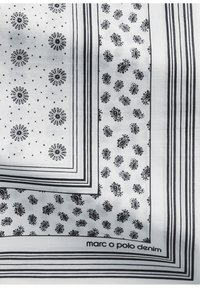 Sciarpa in bianco e nero con motivi paisley e floreali, bordata da linee a strisce. Il materiale sembra leggero e morbido.