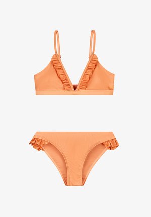 Conjunto de bikini naranja que presenta un bralette triangular con bordes con volantes y tirantes ajustables, acompañado de un pareo de braguitas con volantes a juego.