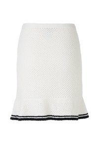Weißer gestrickter Rock mit schwingendem Saum, der schwarze Streifenakzente am unteren Rand aufweist. Das strukturierte Material verleiht dem Design Tiefe.