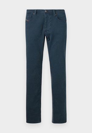 Temno modri usnjeni hlače slim fit z sprednjim gumbom, zankami za pas in petimi žepi na enobarvni beli podlagi.