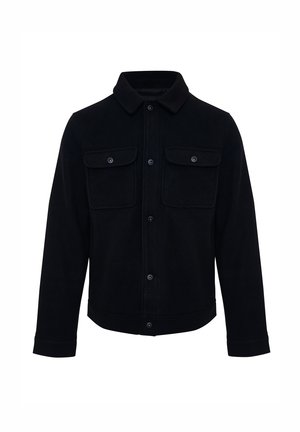 Schwarze Fleecejacke mit Kragen, vorderem Knopfverschluss und zwei Brusttaschen mit Klappe. Glatte Textur und lässiges Design.