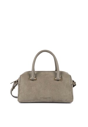 Petit sac à main rectangulaire en daim taupe avec deux poignées arrondies et une bandoulière amovible, logo Lancaster Paris centré sur le devant.