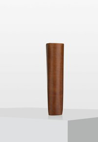 Bruin leren cilindervormig product met een gladde textuur en ronde bovenranden, met een uniforme afwerking.