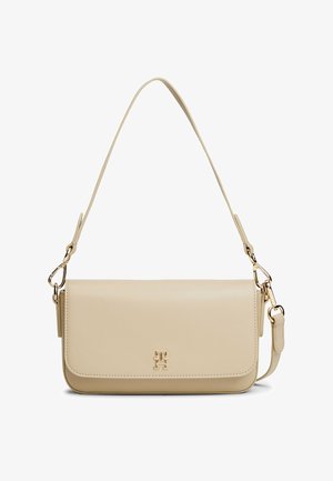 Bolso de mano de cuero color beige con cierre de solapa, detalles en hardware dorado y correa de hombro ajustable. Presenta un embellecimiento con el logo en la parte frontal.