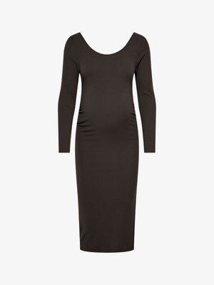Tamno smeđa rebrasta haljina dugih rukava s zaobljenim izrezom. Ima usku siluetu s bočnim nabranjima i duljinu do koljena.