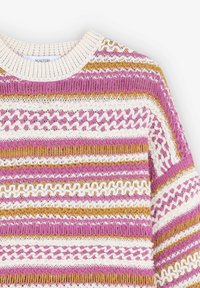 Pull en maille avec des rayures alternées en rose, blanc et or, doté d'un tissu texturé et d'un col côtelé.