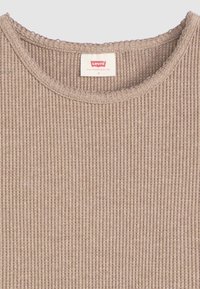 Suéter de punto acanalado beige con cuello redondo. Presenta una etiqueta con la marca 'Levi's' y una tela de textura simple. Suave y ligero.