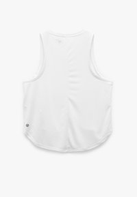 Hvid ærmeløs sports tanktop med rund kant og et lille logo nær nederste venstre side på en hvid baggrund.