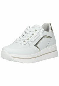 Baskets blanches avec une tige en maille et en cuir, accents métalliques, bout rond, lacets à l'avant et semelle texturée.