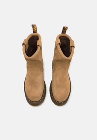 Tan suède enkellaarzen met een textuurd interior, een ronde neus, versterkte hiel en een gele gestikte zool. Voorzien van aantrek-oevers voor gemakkelijk aan- en uittrekken.