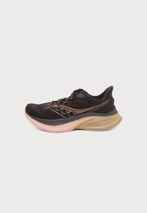 Scarpa da corsa scura con suola spessa rosa e beige, tomaia in mesh e logo decorativo dorato sul lato.