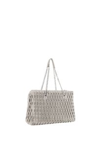 Borsa tote grigia trapuntata con manici a catena intrecciati. Presenta una finitura testurizzata con linee verticali e una forma rettangolare spaziosa.