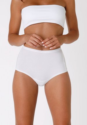Mutande bianche in cotone a vita alta con finitura liscia, morbida al tatto e fascia elasticizzata, progettate per comfort e copertura.