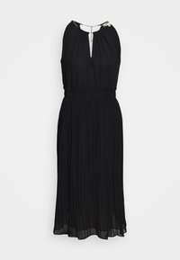 Robe midi noire sans manches avec taille froncée, jupe plissée, encolure goutte d'eau et détail chaîne dans le dos sur fond blanc.