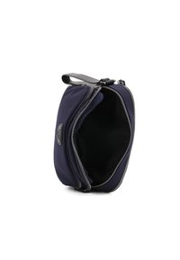 Borsa blu navy con interno in tessuto nero. Dotata di una tracolla in pelle e dettagli cuciti lungo la cerniera, ha una forma compatta e arrotondata.
