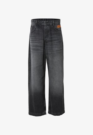 Laiad mustad teksapüksid, millel on gradient-fade, traditsioonilise viie taskuga disain ja kudumisega brändi silt vöökohal.