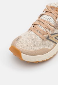 New Balance FRESH FOAM X HIERRO V8 - Sapatilhas de trail running - calm taupe
