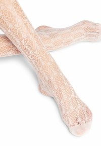 Bas légers en rose clair, en tulle transparent avec un motif en dentelle délicat, présentant un design à tissage ouvert et une zone de orteil solide. Texture lisse et matériau léger.