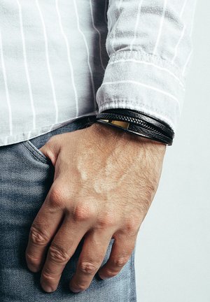 KUNSTLEDER - Armband - gold black