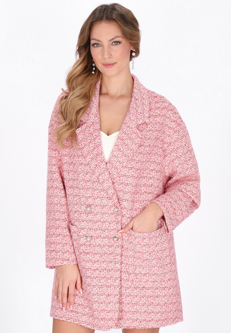 Cappotto in tweed rosa e bianco con design doppiopetto, ampie rever, due tasche frontali e bottoni lucidi come dettagli.